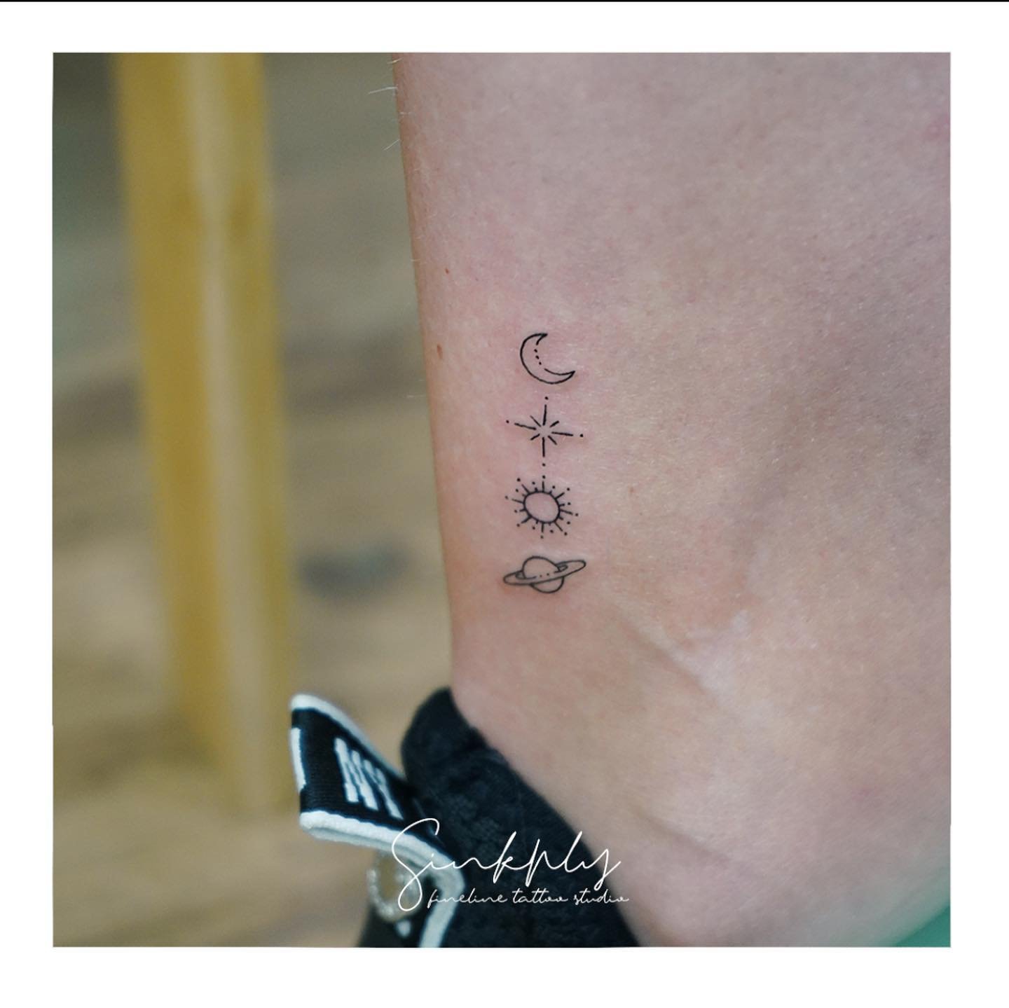 Tatuaje de luna en antebrazo, línea fina Sinkply Madrid
