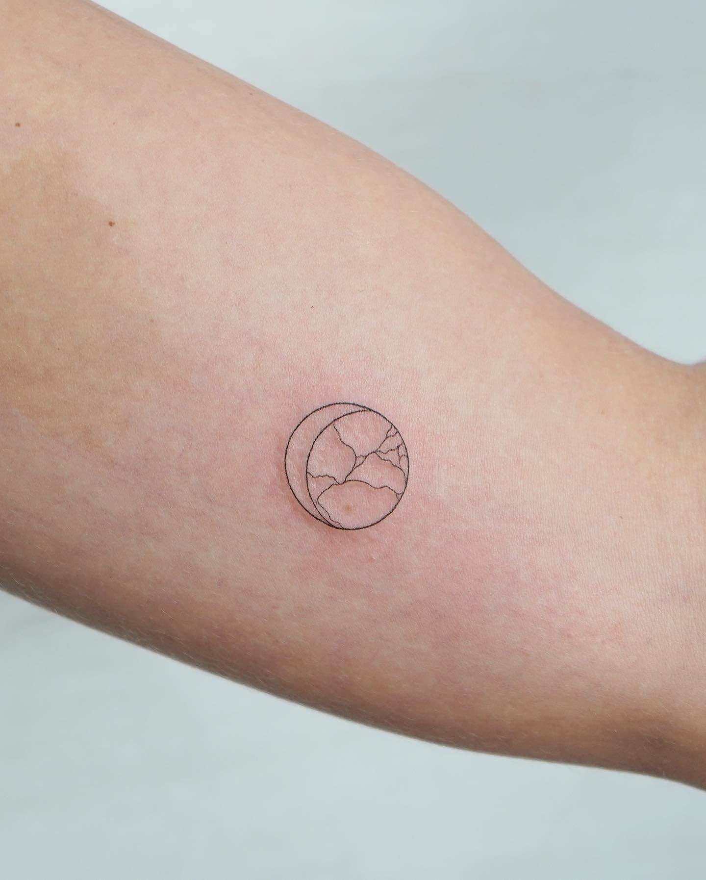 Tatuaje de luna en antebrazo, línea fina Sinkply Madrid