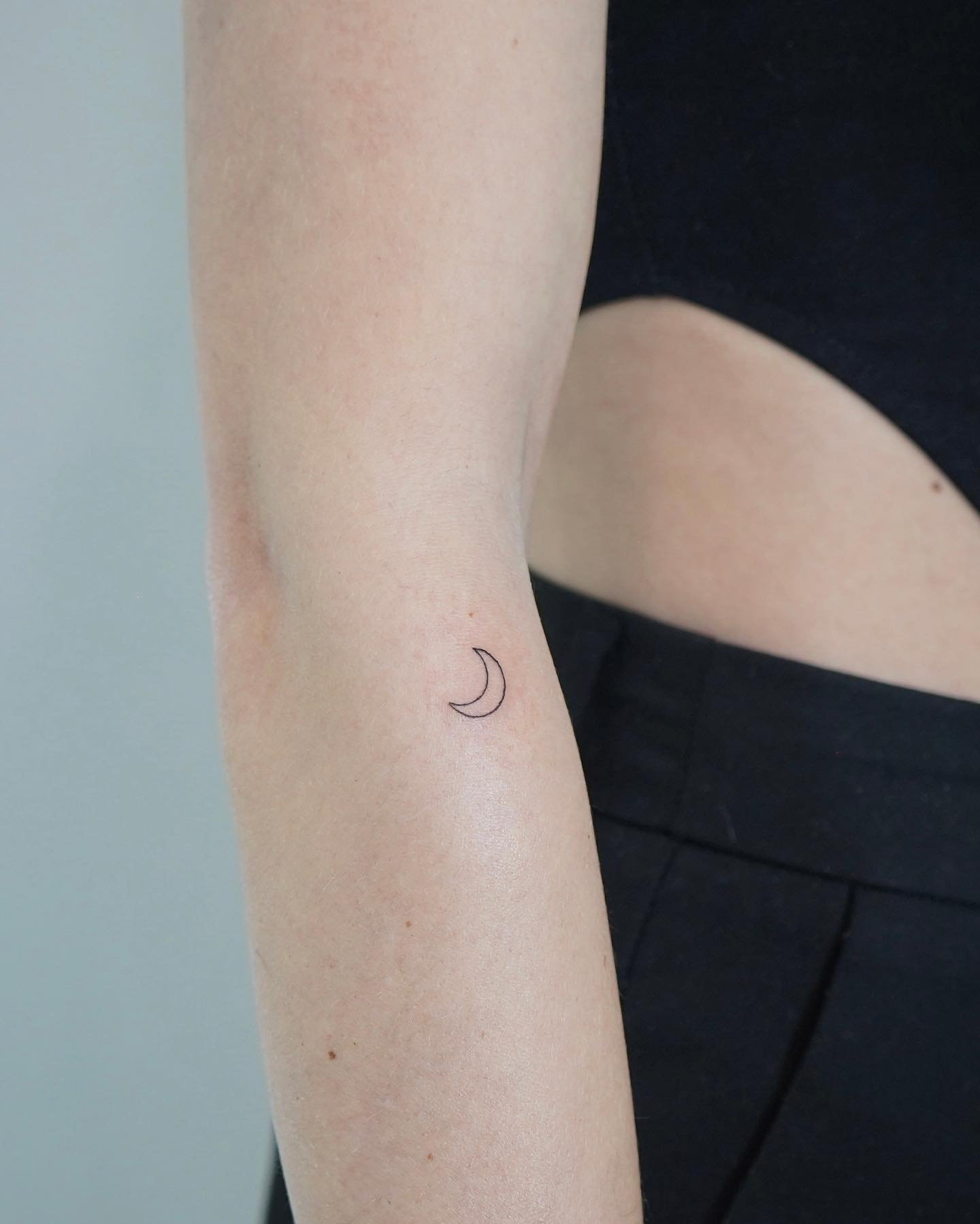 Tatuaje de luna en antebrazo, línea fina Sinkply Madrid