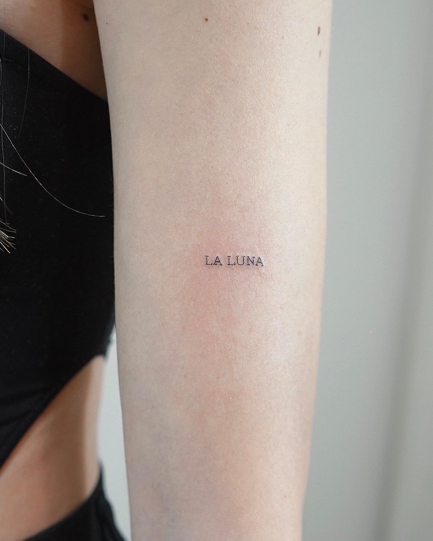 Tatuaje de luna en antebrazo, línea fina Sinkply Madrid