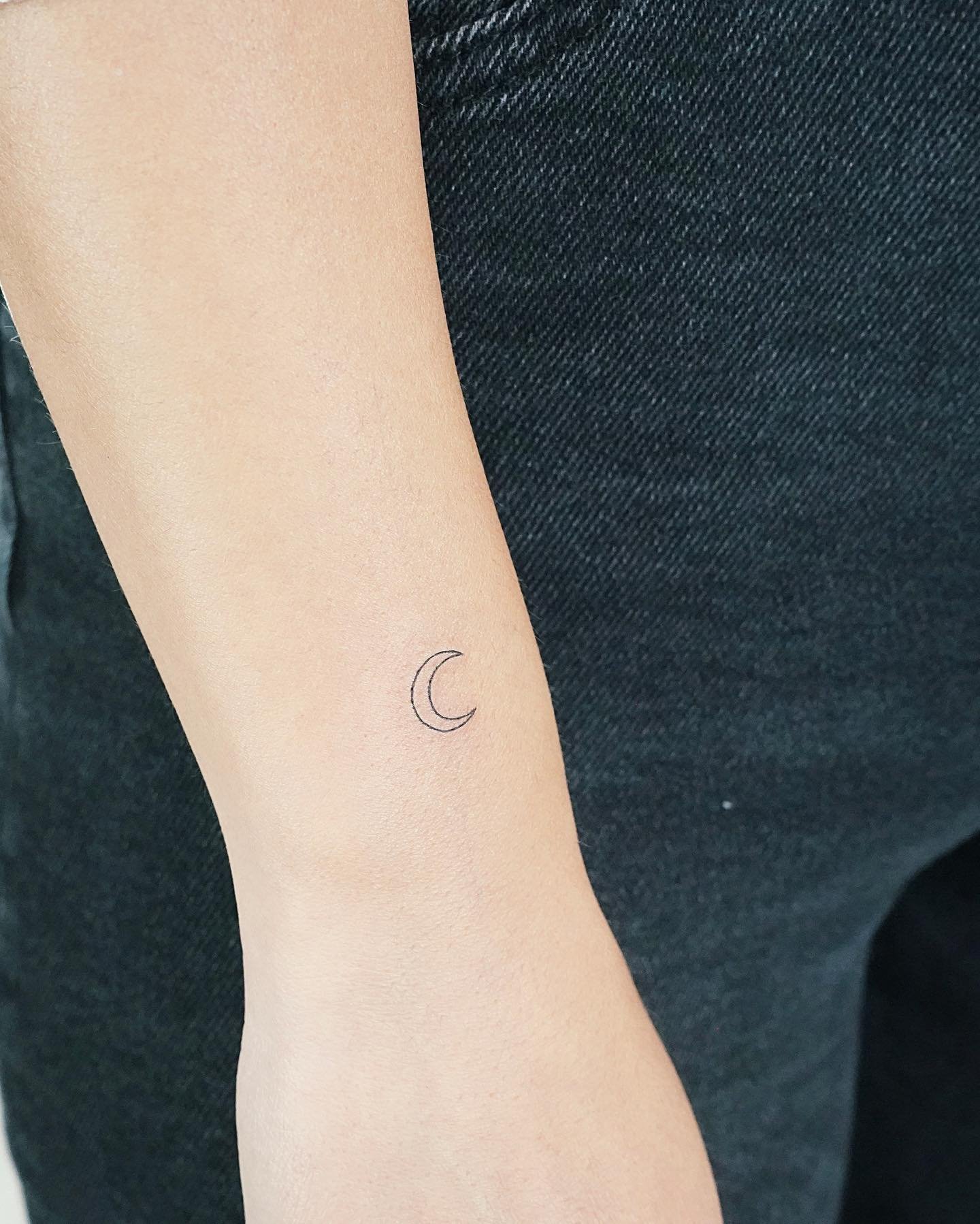 Tatuaje de luna en antebrazo, línea fina Sinkply Madrid