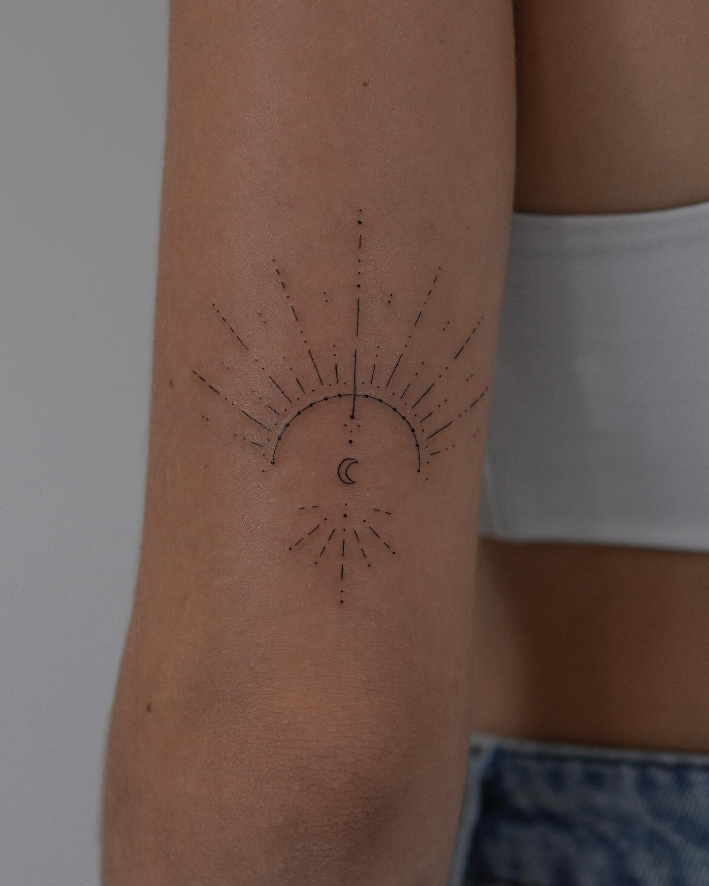 Tatuaje de luna en antebrazo, línea fina Sinkply Madrid