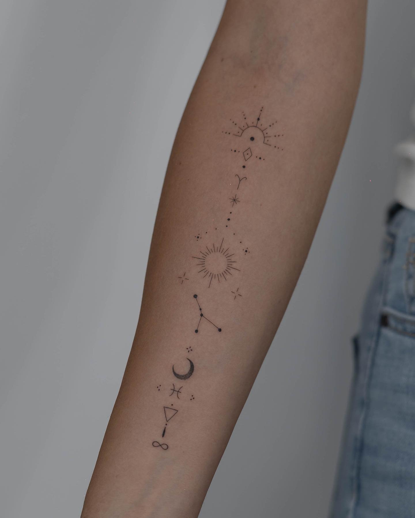 Tatuaje de luna en antebrazo, línea fina Sinkply Madrid