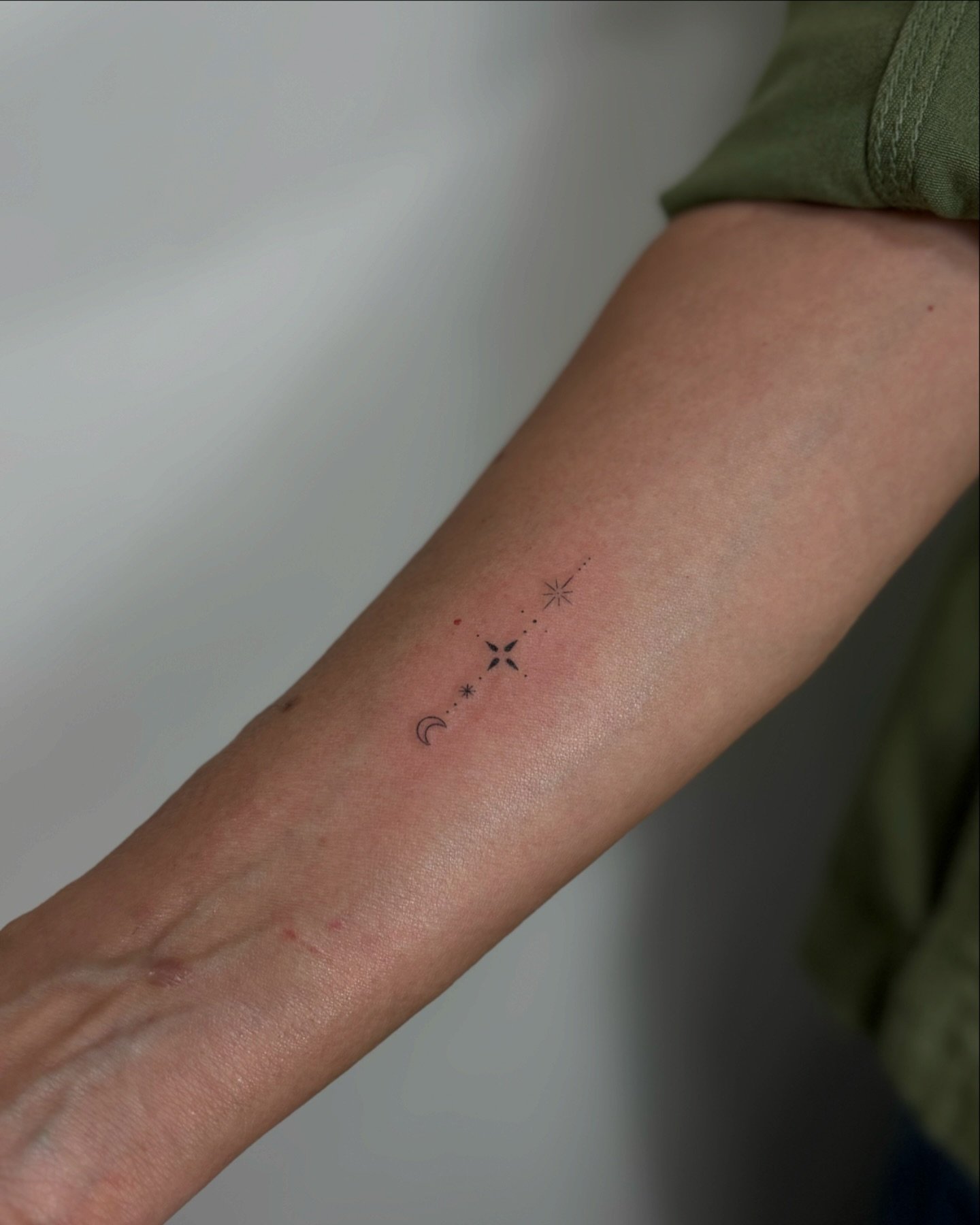 Tatuaje de luna en antebrazo, línea fina Sinkply Madrid