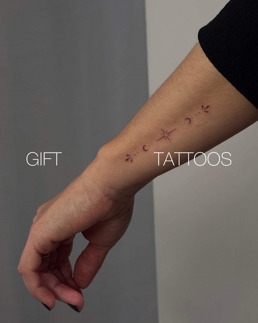 Tatuaje de luna en antebrazo, línea fina Sinkply Madrid