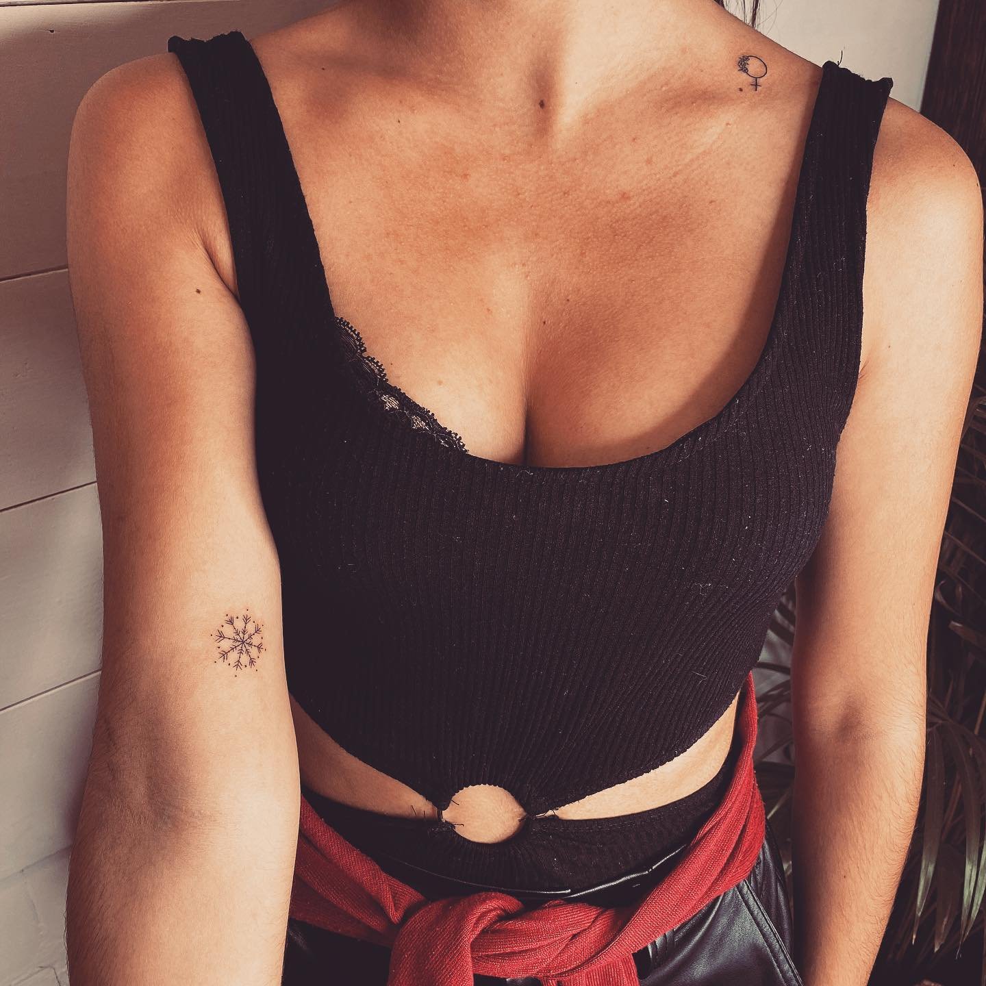 Tatuaje de luna en brazo, línea fina Sinkply Madrid