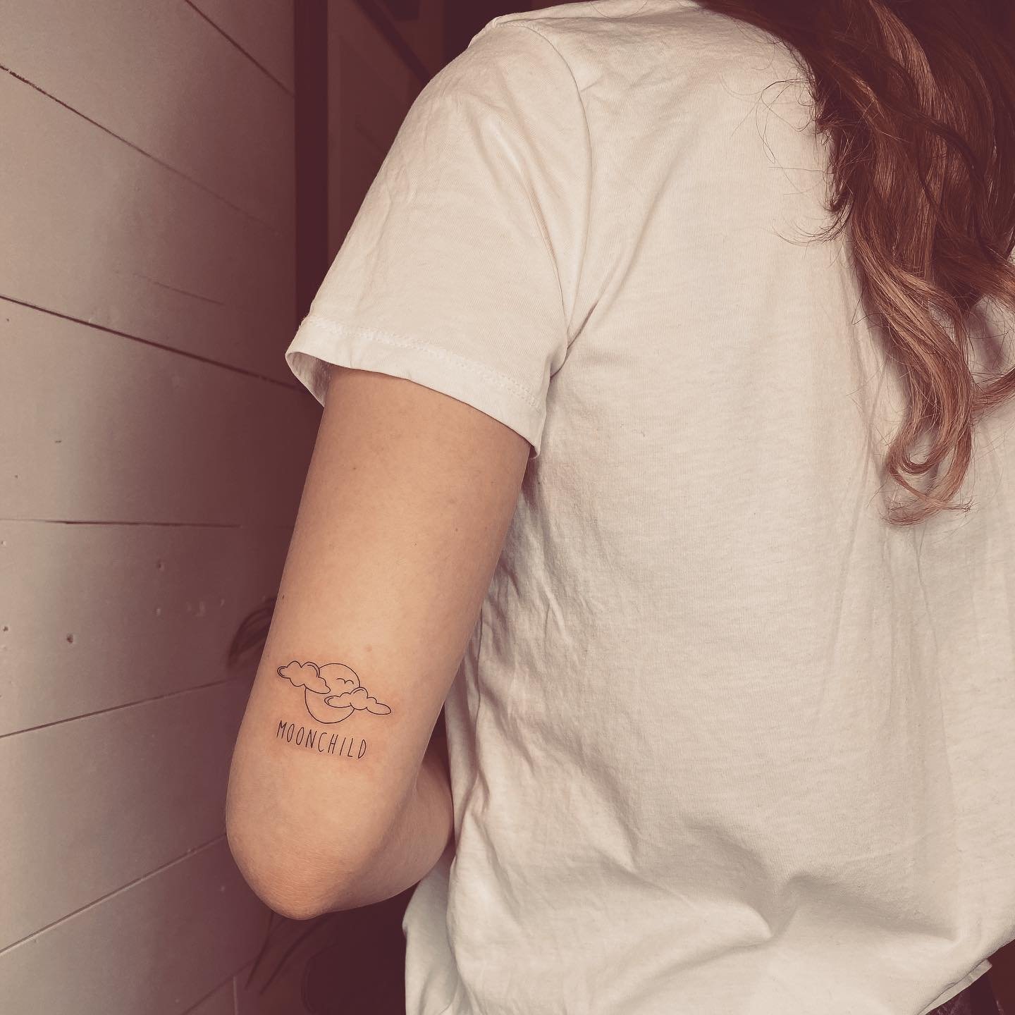 Tatuaje de luna en brazo, línea fina Sinkply Madrid