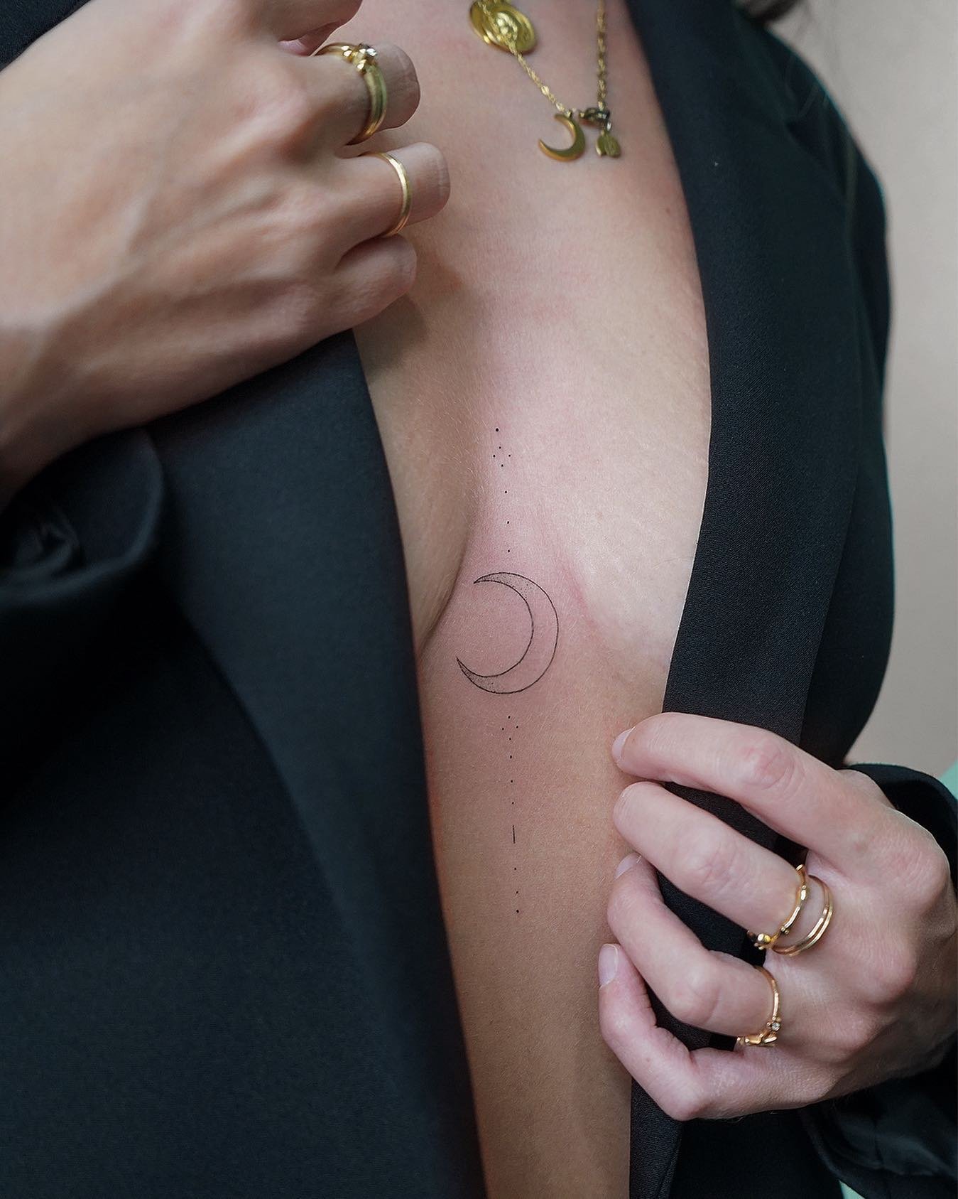 Tatuaje de luna en brazo, línea fina Sinkply Madrid