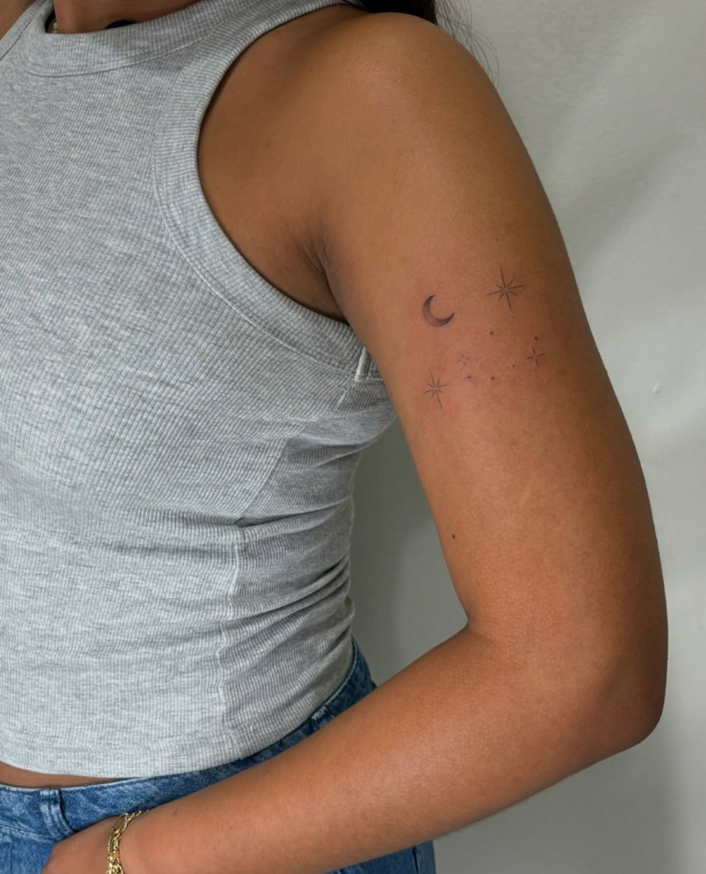 Tatuaje de luna en brazo, línea fina Sinkply Madrid