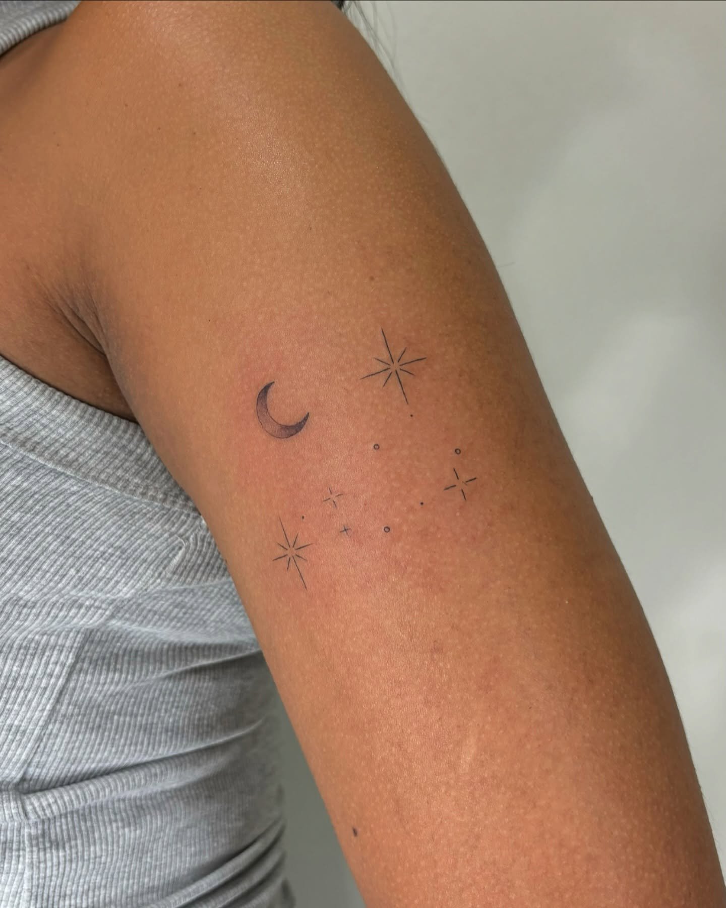 Tatuaje de luna en brazo, línea fina Sinkply Madrid
