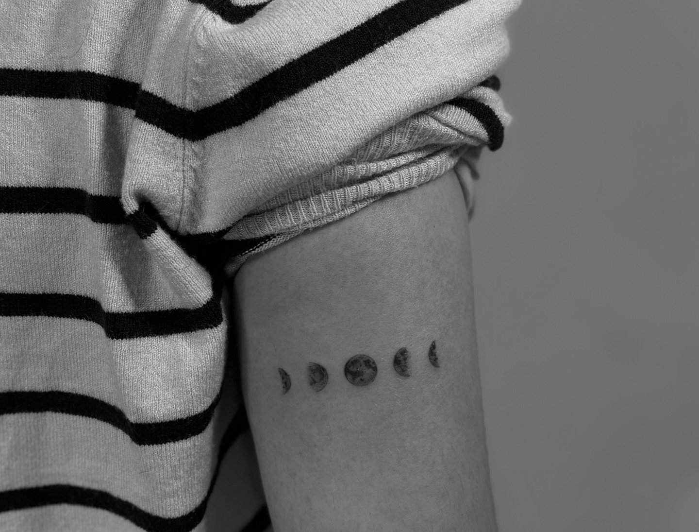 Tatuaje de luna en brazo, línea fina Sinkply Madrid