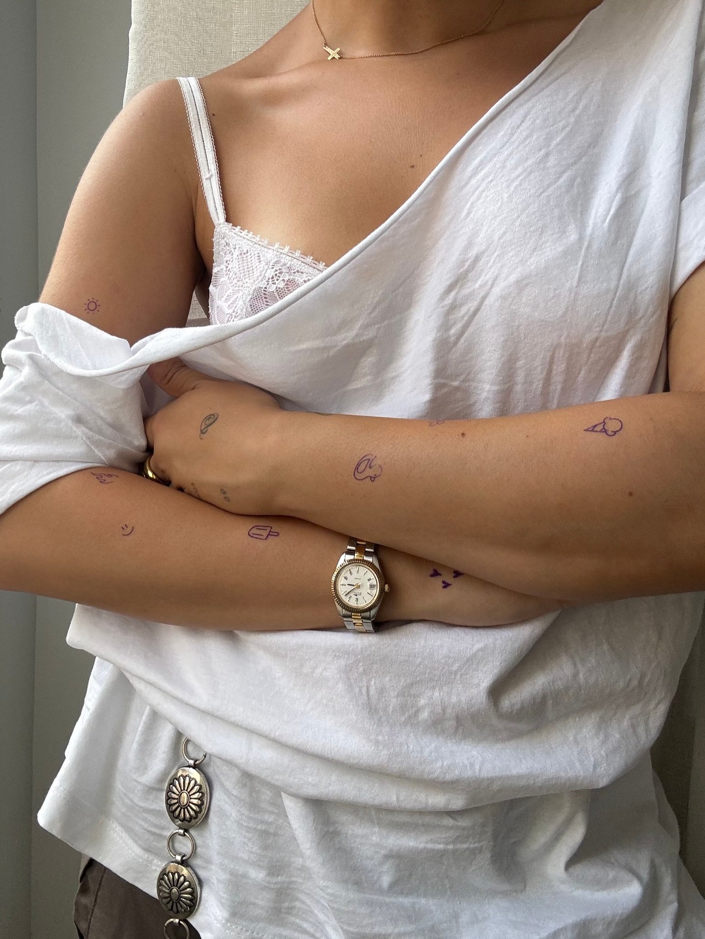 Tatuaje de luna en brazo, línea fina Sinkply Madrid