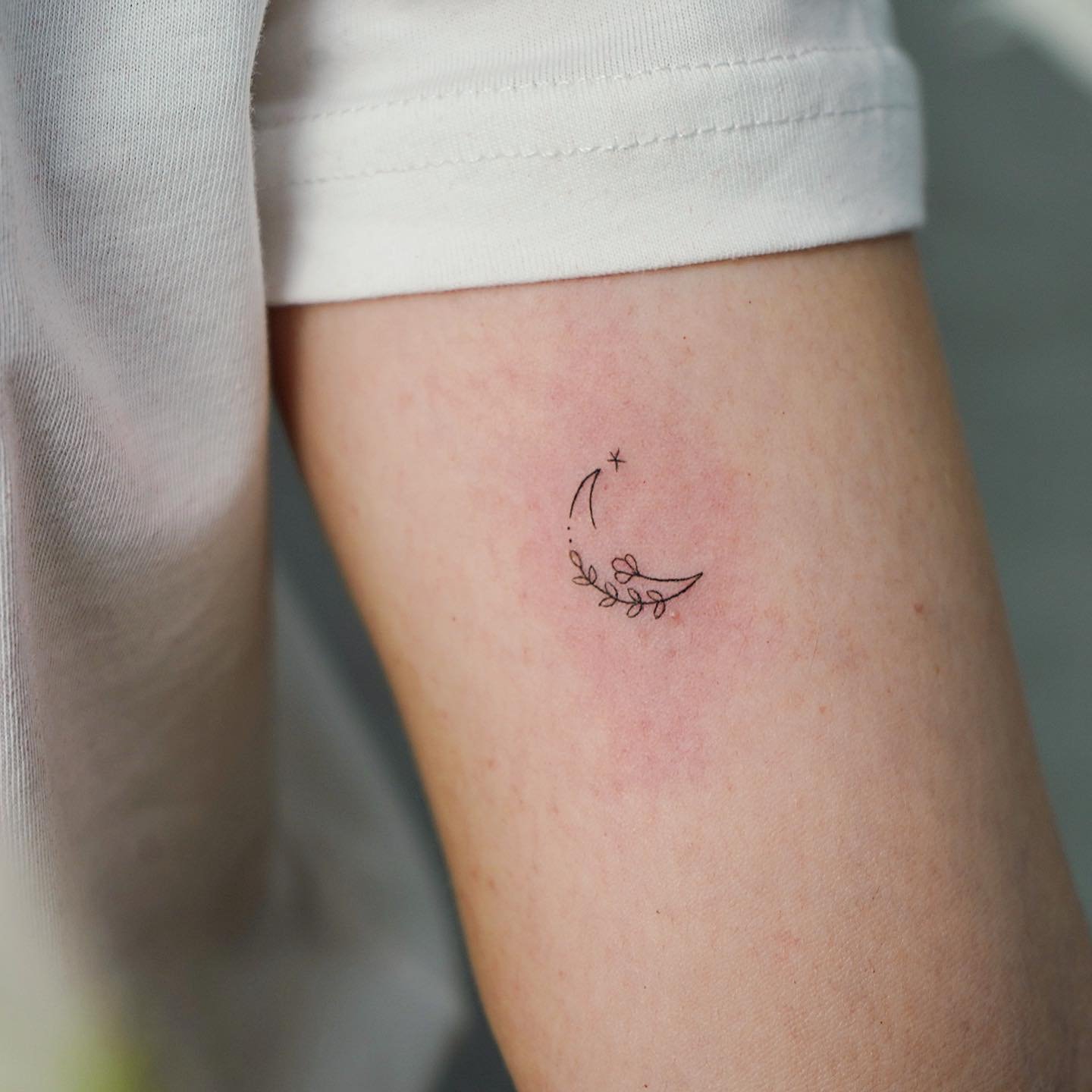 Tatuaje de luna en brazo, línea fina Sinkply Madrid
