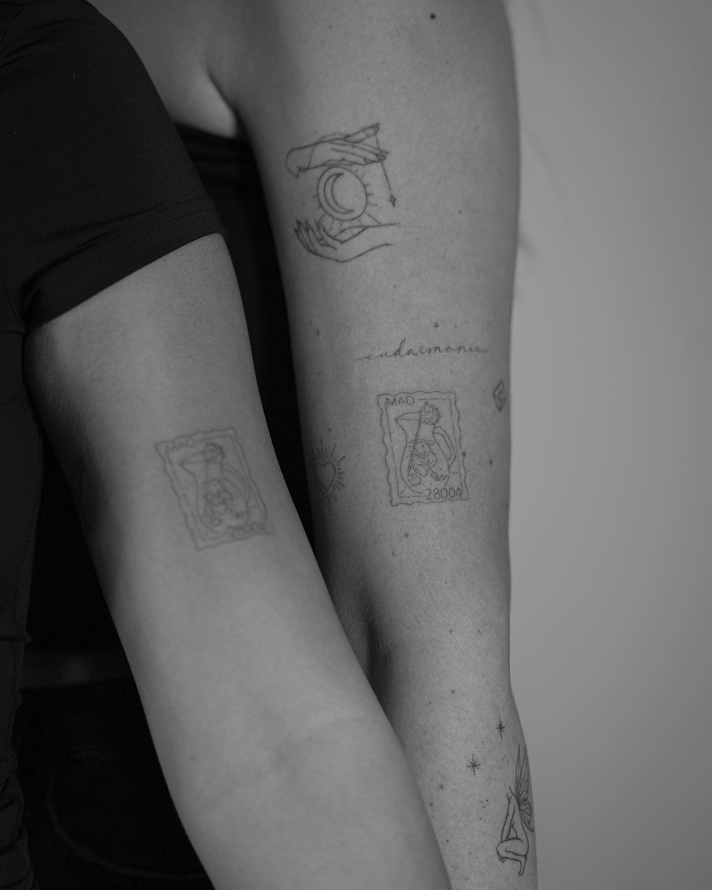 Tatuaje de luna en brazo, línea fina Sinkply Madrid