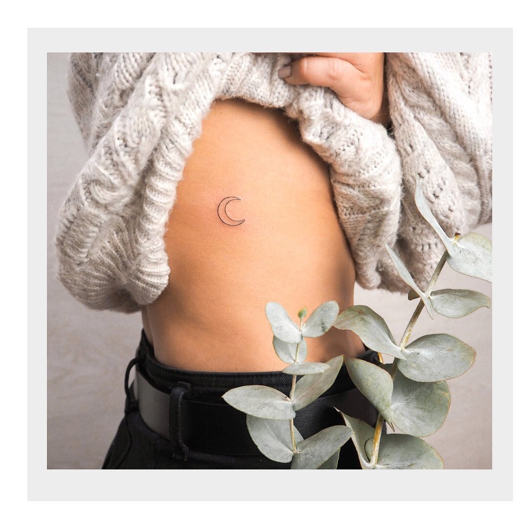Tatuaje de luna en costilla, línea fina Sinkply Madrid