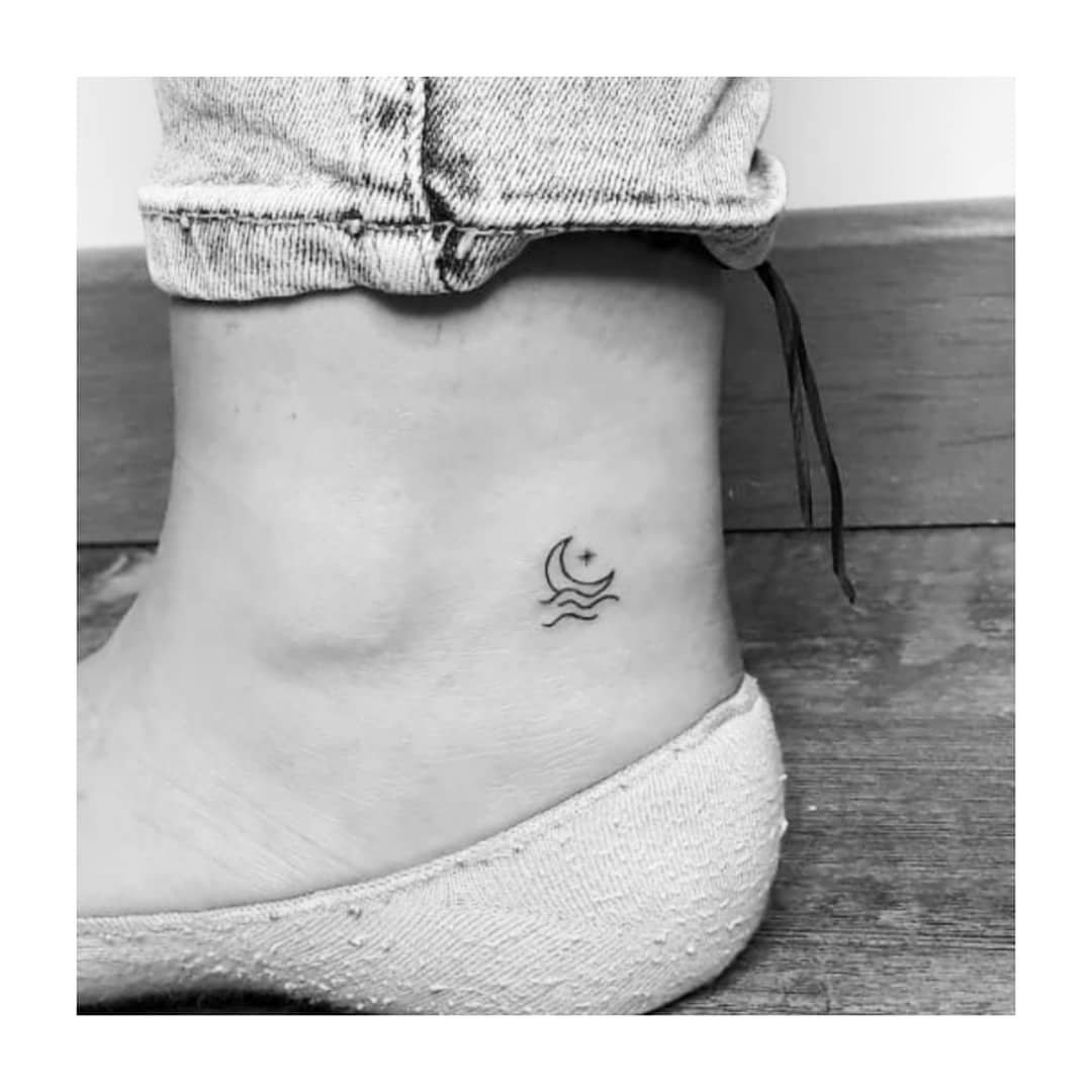 Tatuaje de luna en costilla, línea fina Sinkply Madrid