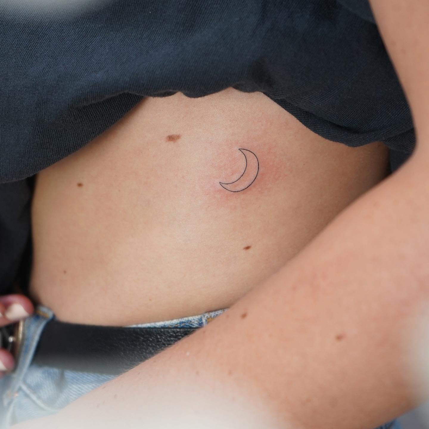 Tatuaje de luna en costilla, línea fina Sinkply Madrid