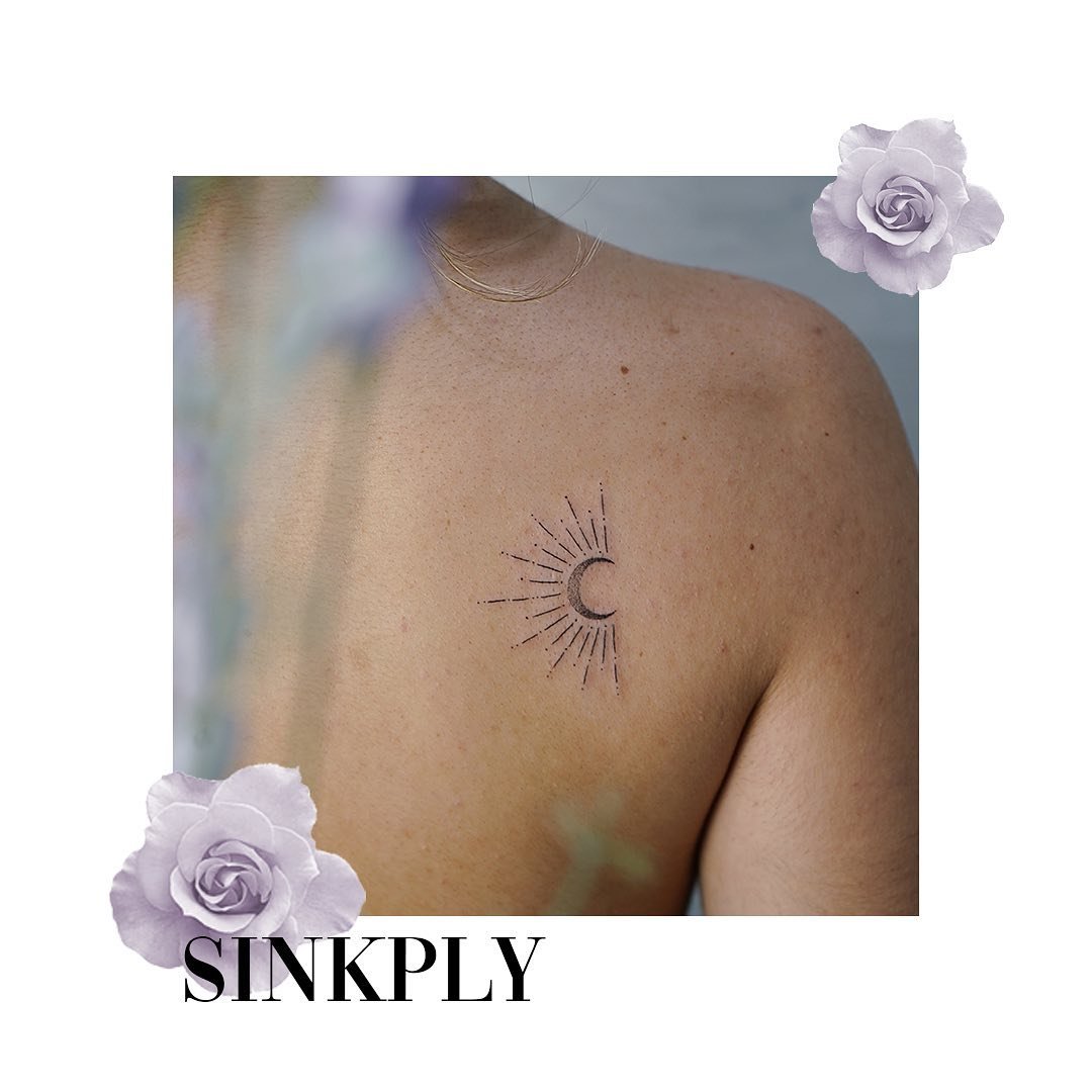 Tatuaje de luna en espalda, línea fina Sinkply Madrid