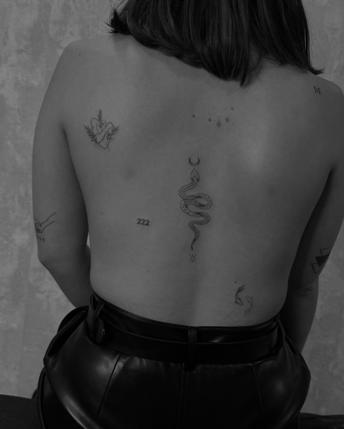 Tatuaje de luna en espalda, línea fina Sinkply Madrid
