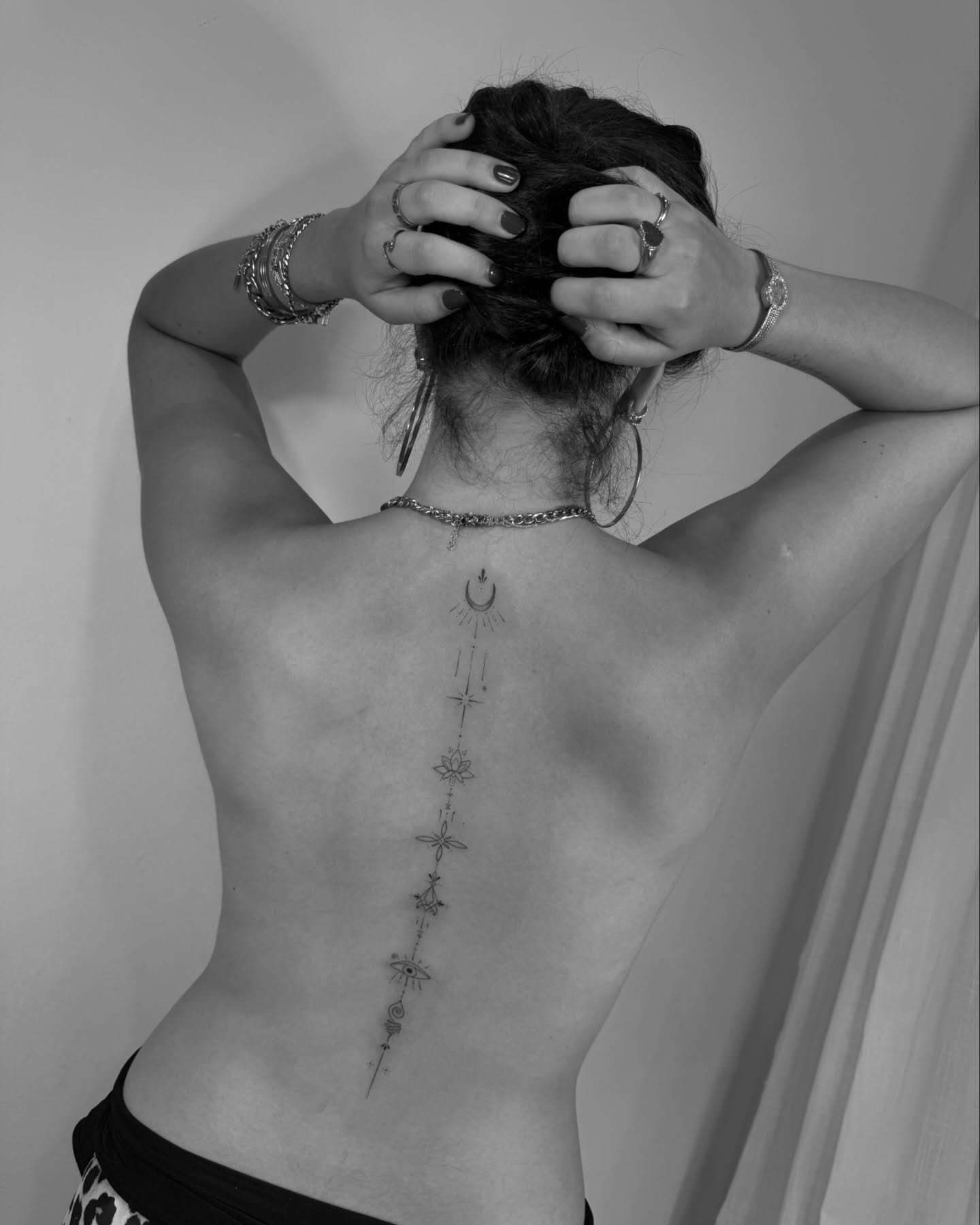 Tatuaje de luna en espalda, línea fina Sinkply Madrid