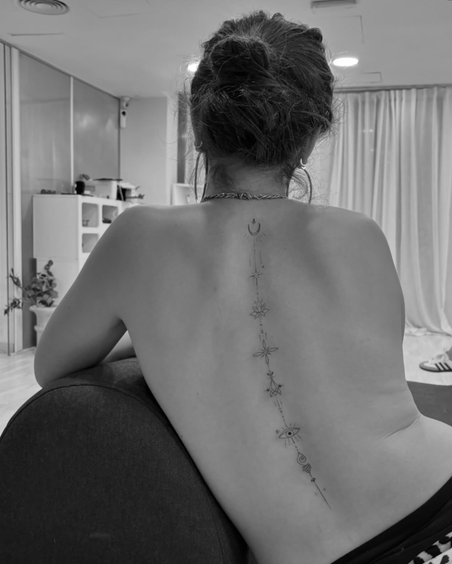 Tatuaje de luna en espalda, línea fina Sinkply Madrid
