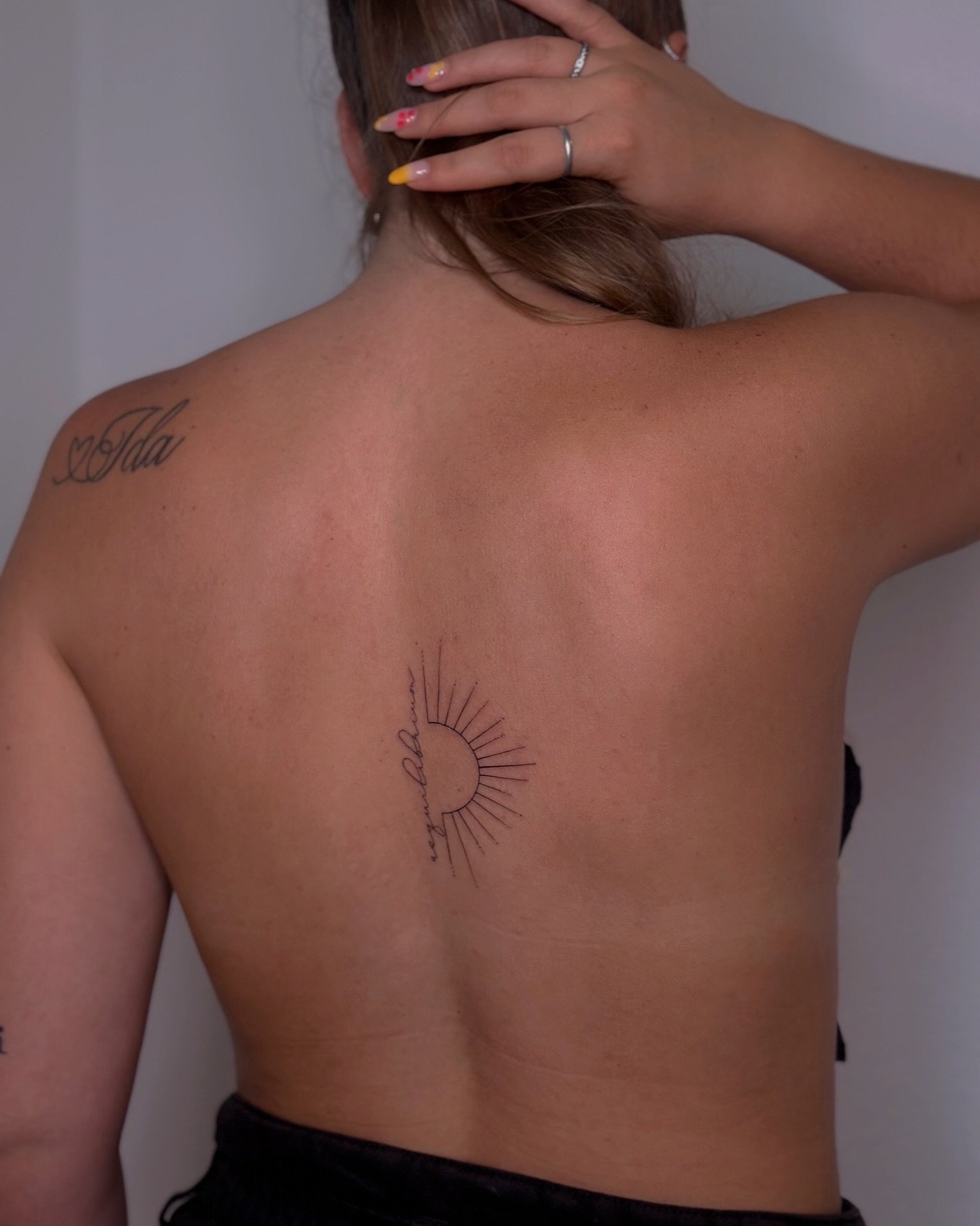 Tatuaje de luna en espalda, línea fina Sinkply Madrid