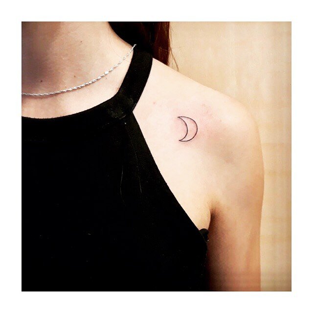 Tatuaje de luna en hombro, línea fina Sinkply Madrid