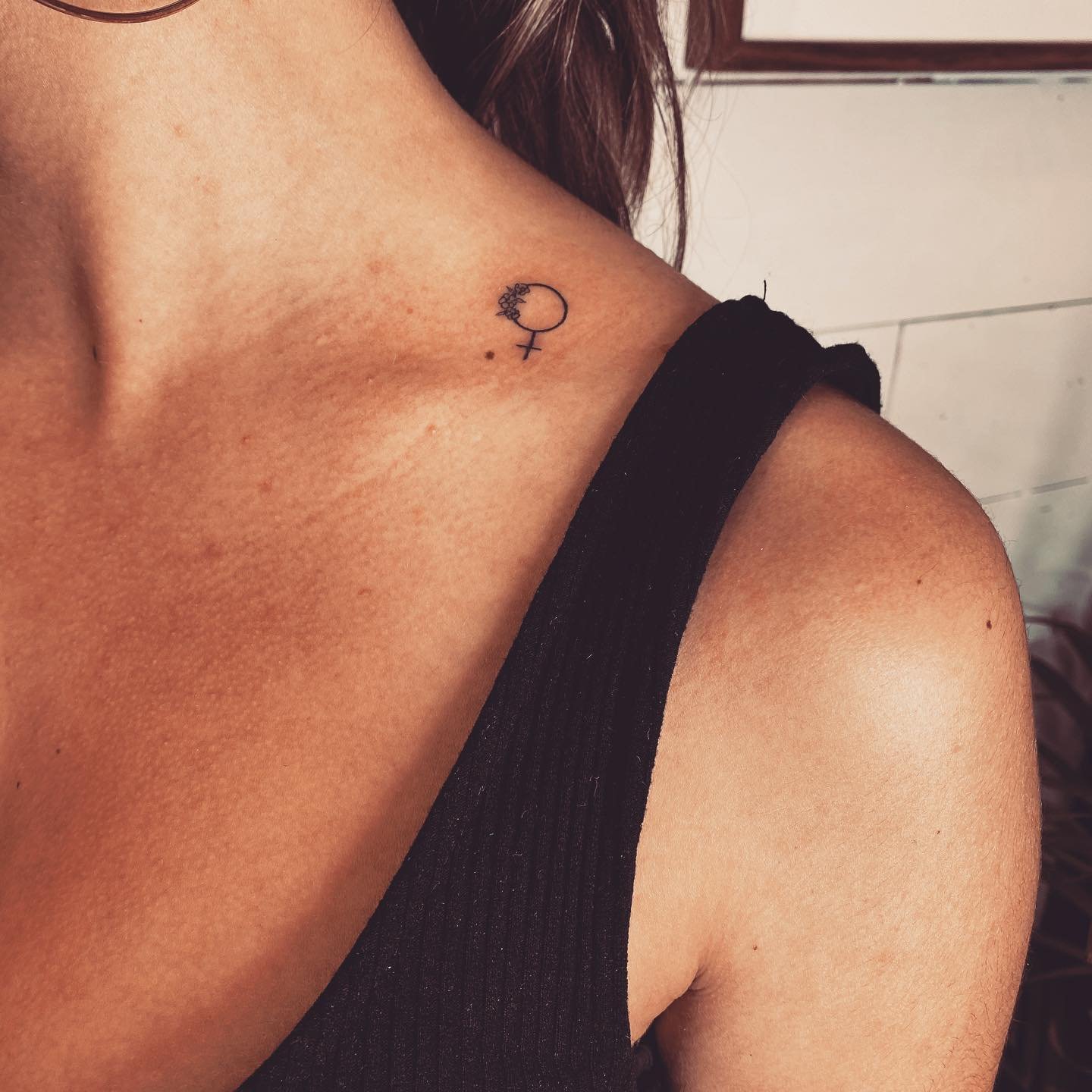 Tatuaje de luna en hombro, línea fina Sinkply Madrid