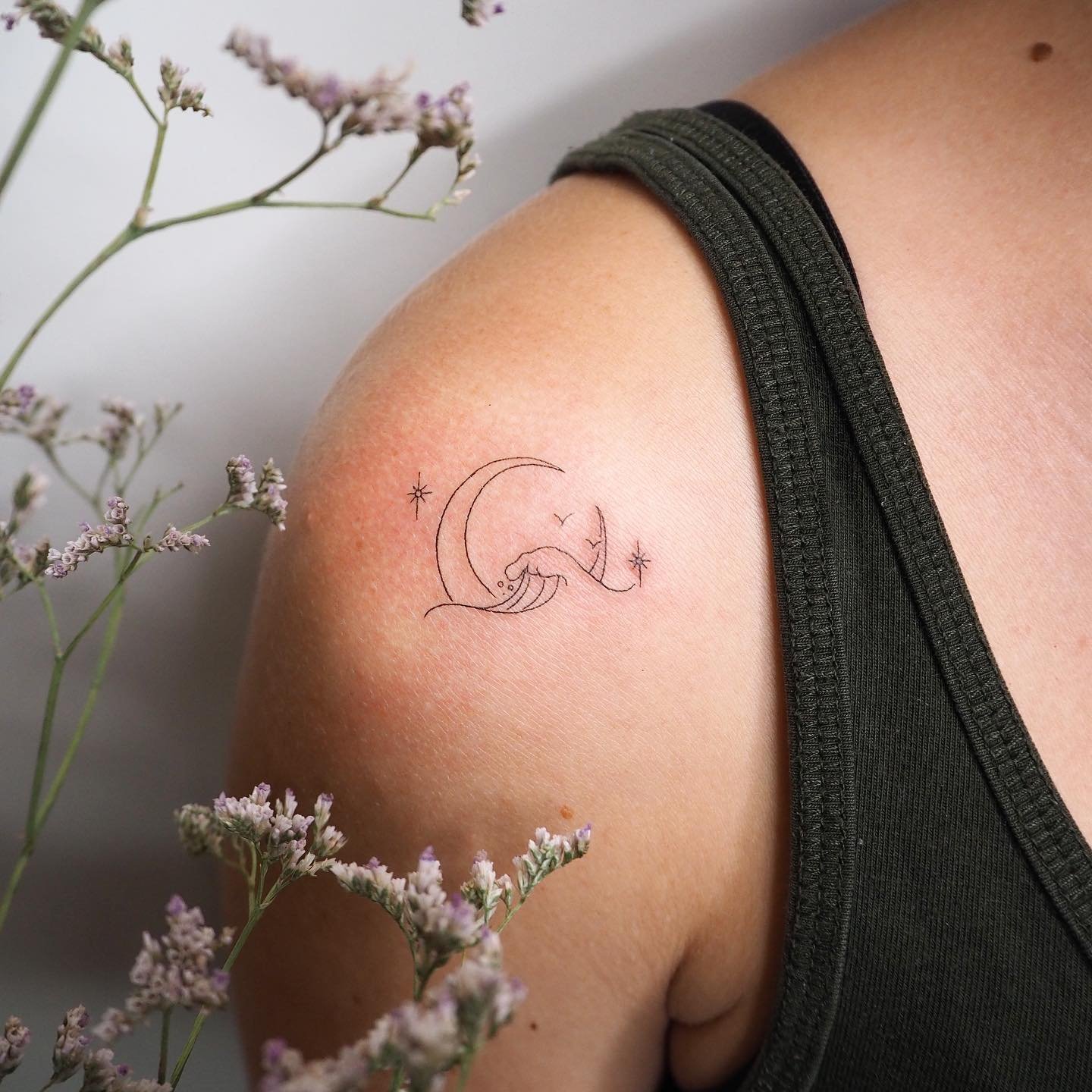 Tatuaje de luna en hombro, línea fina Sinkply Madrid