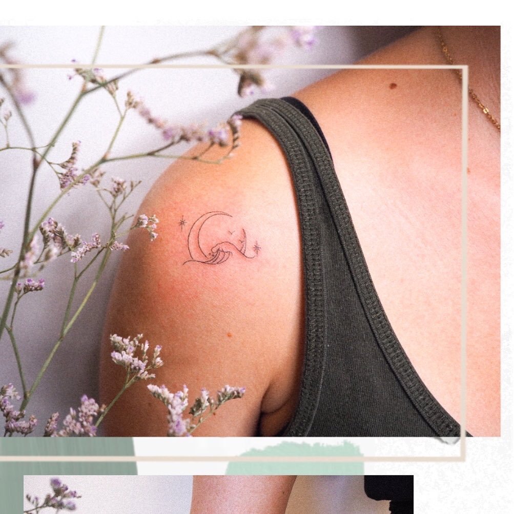 Tatuaje de luna en hombro, línea fina Sinkply Madrid