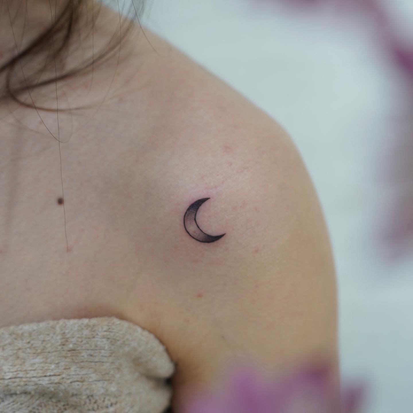 Tatuaje de luna en hombro, línea fina Sinkply Madrid