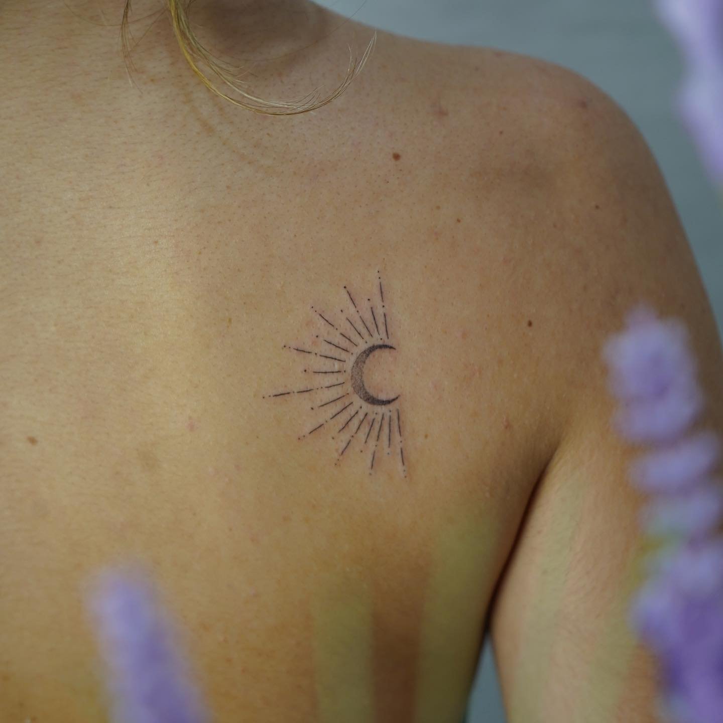 Tatuaje de luna en hombro, línea fina Sinkply Madrid