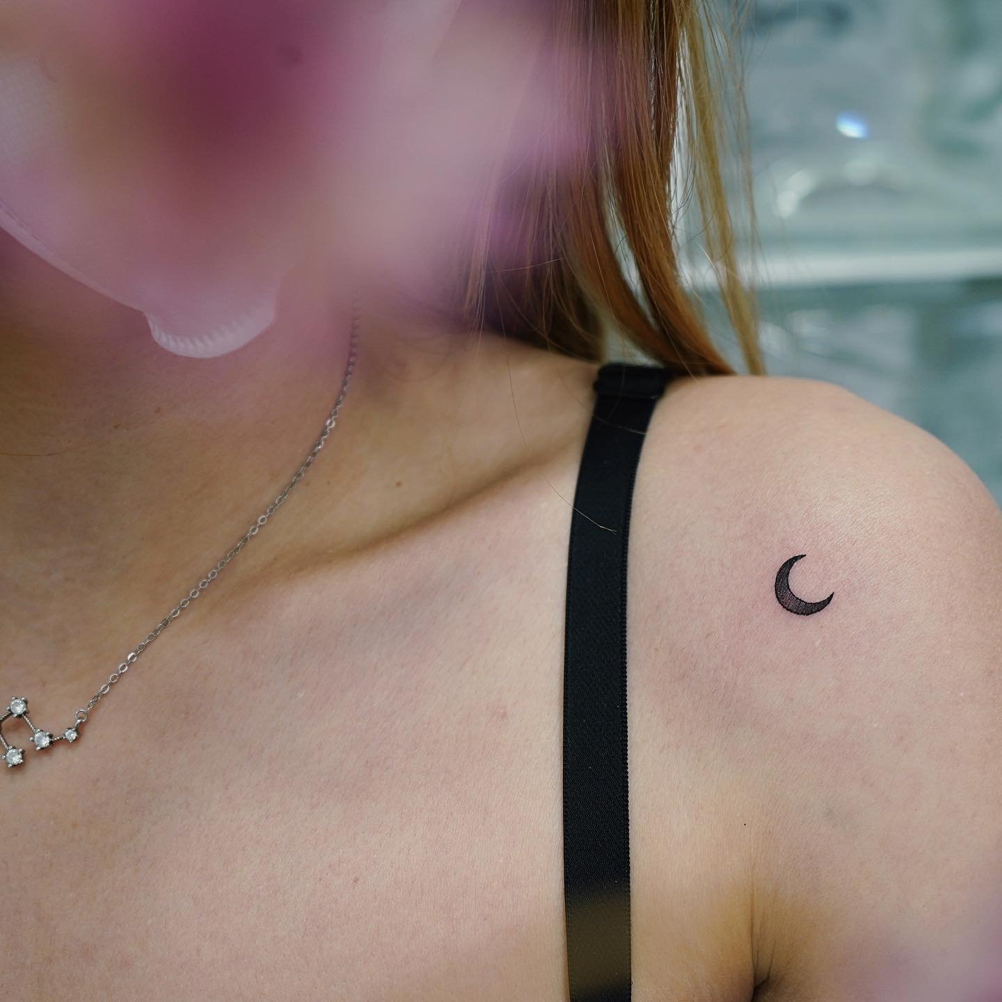 Tatuaje de luna en hombro, línea fina Sinkply Madrid