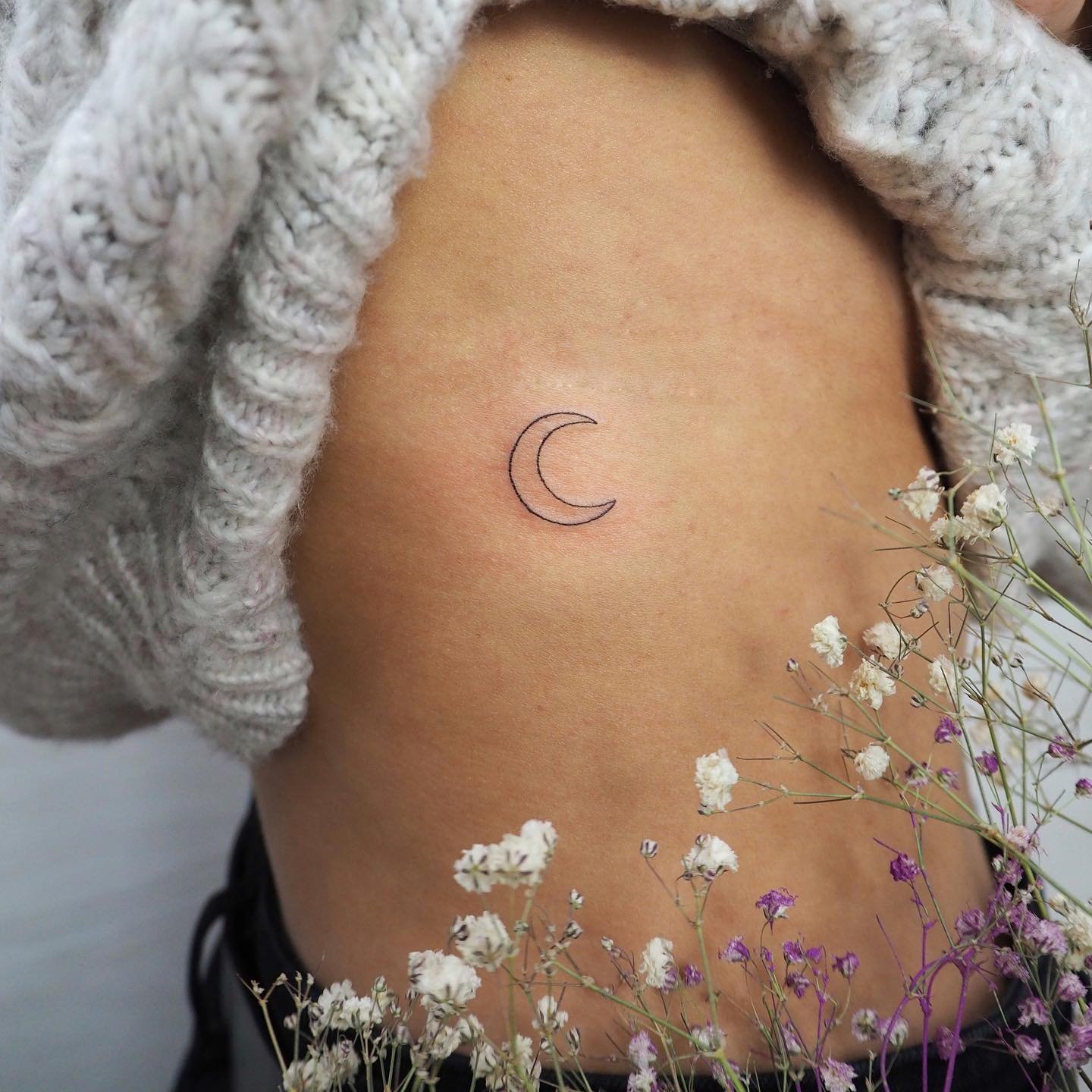 Tatuaje de luna en hombro, línea fina Sinkply Madrid