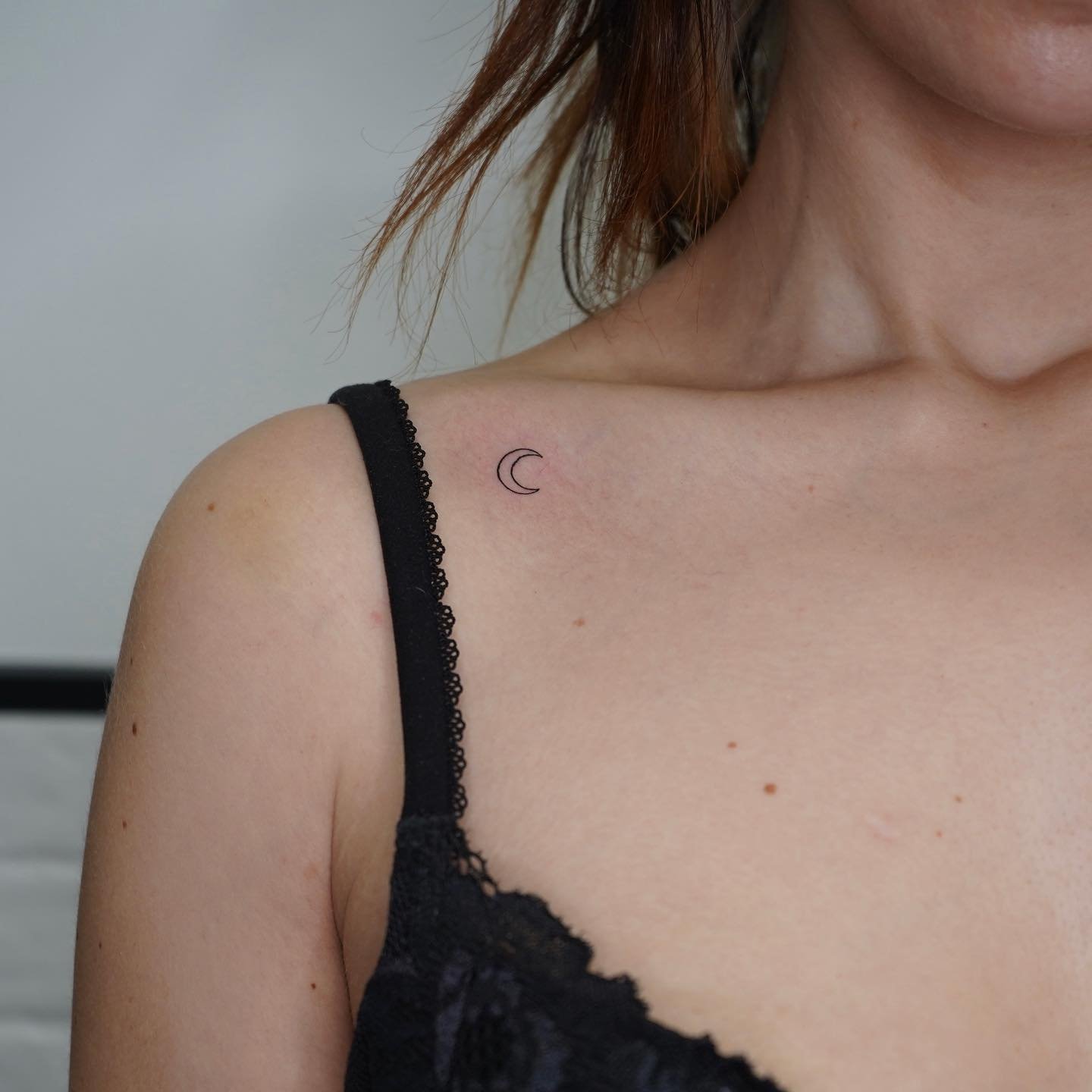 Tatuaje de luna en hombro, línea fina Sinkply Madrid