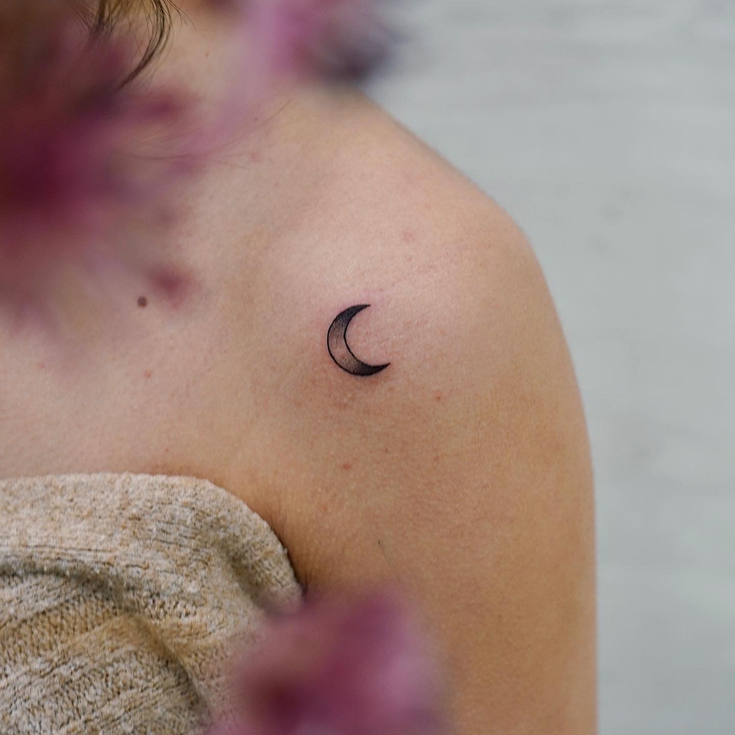 Tatuaje de luna en hombro, línea fina Sinkply Madrid