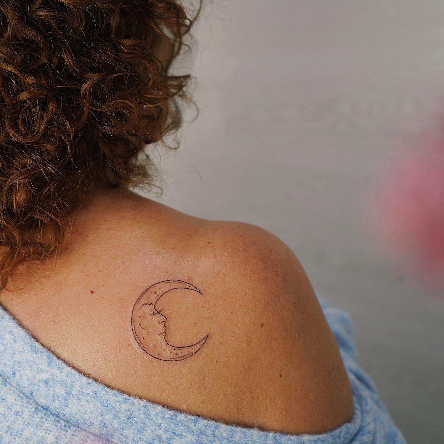 Tatuaje de luna en hombro, línea fina Sinkply Madrid