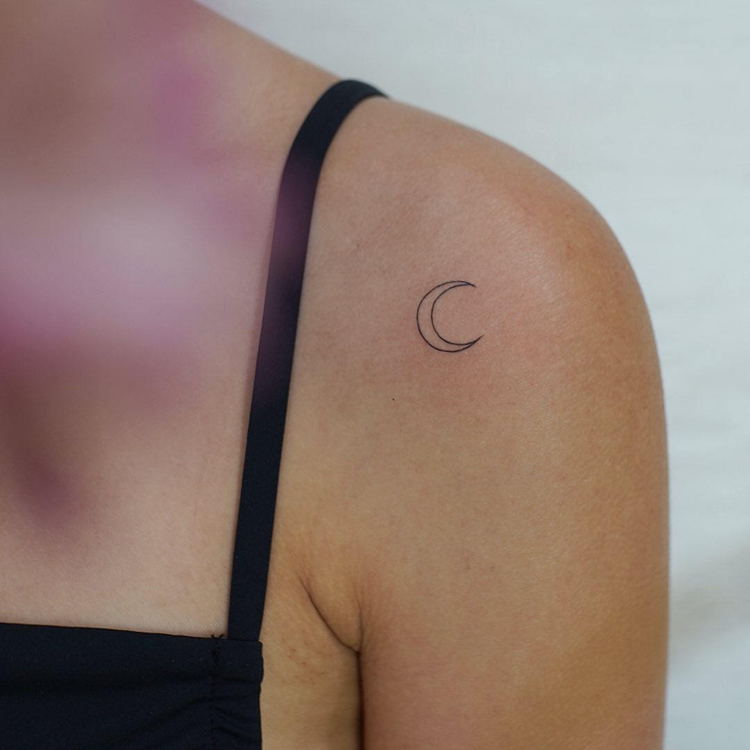 Tatuaje de luna en hombro, línea fina Sinkply Madrid
