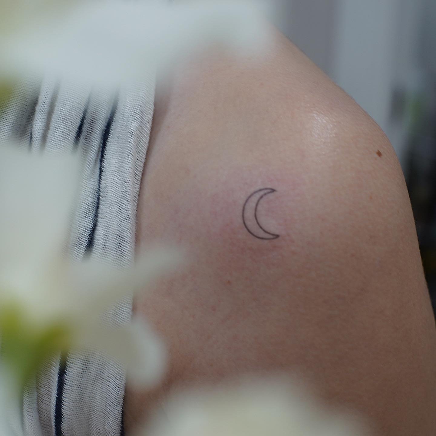 Tatuaje de luna en hombro, línea fina Sinkply Madrid