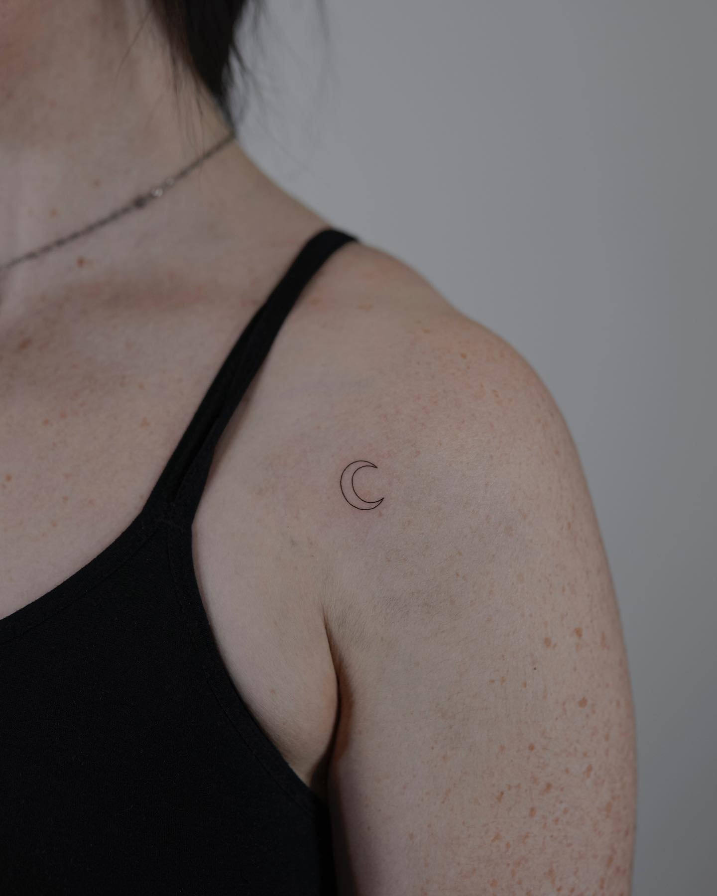 Tatuaje de luna en hombro, línea fina Sinkply Madrid