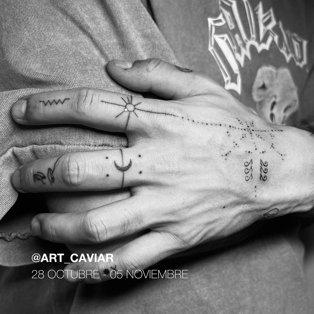 Tatuaje de luna en mano, línea fina Sinkply Madrid