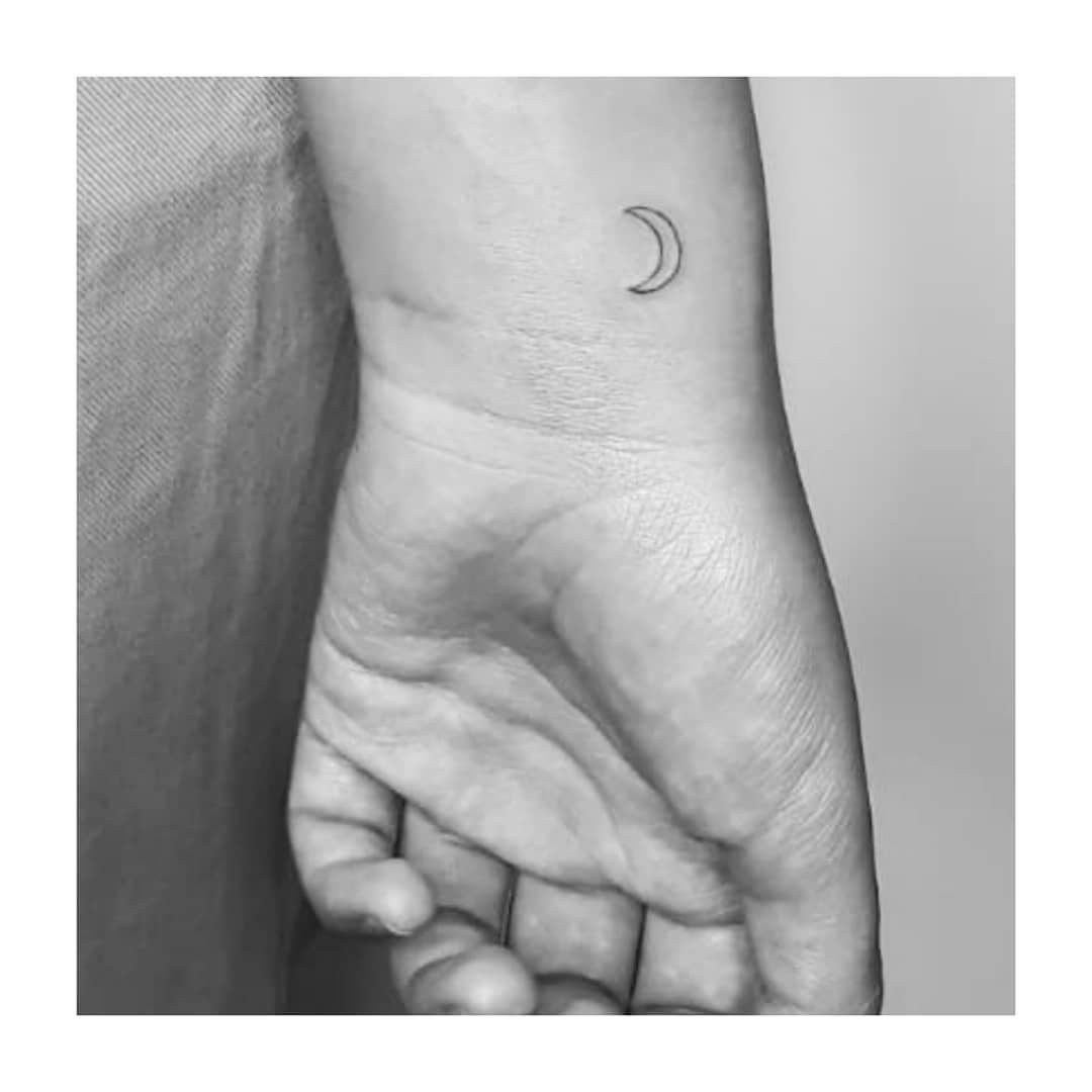 Tatuaje de luna en mano, línea fina Sinkply Madrid