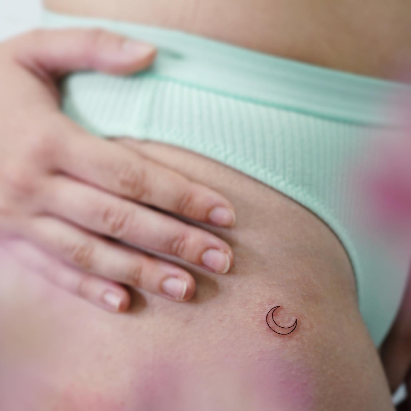 Tatuaje de luna en muslo, línea fina Sinkply Madrid