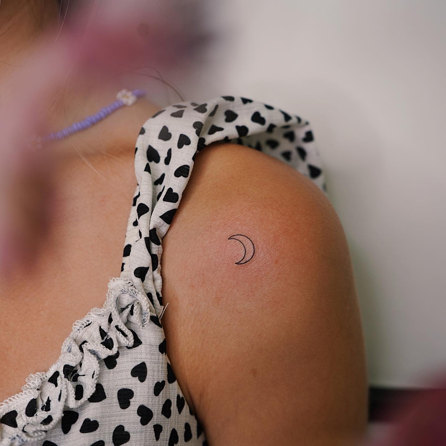 Tatuaje de luna en muslo, línea fina Sinkply Madrid