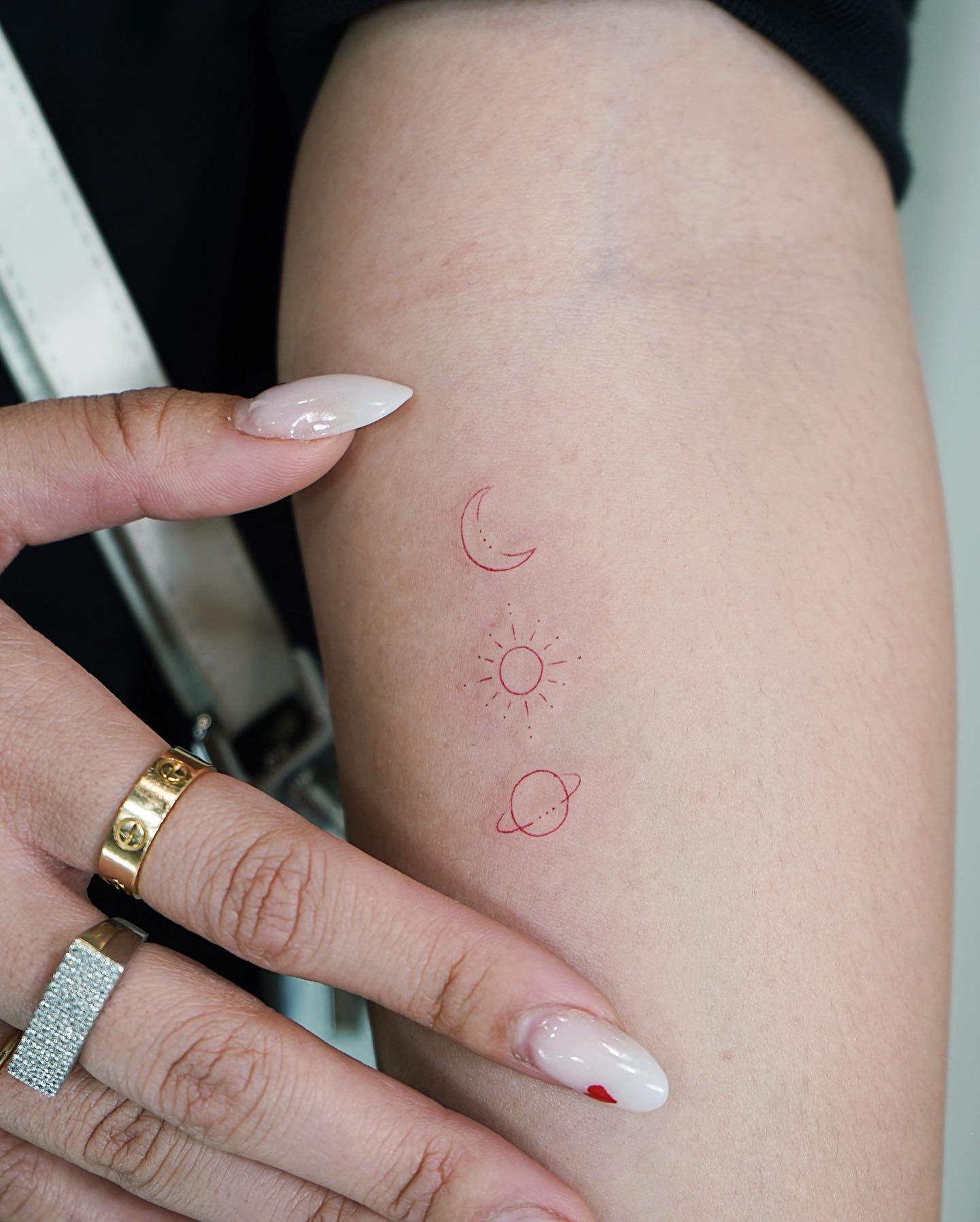 Tatuaje de luna en muslo, línea fina Sinkply Madrid