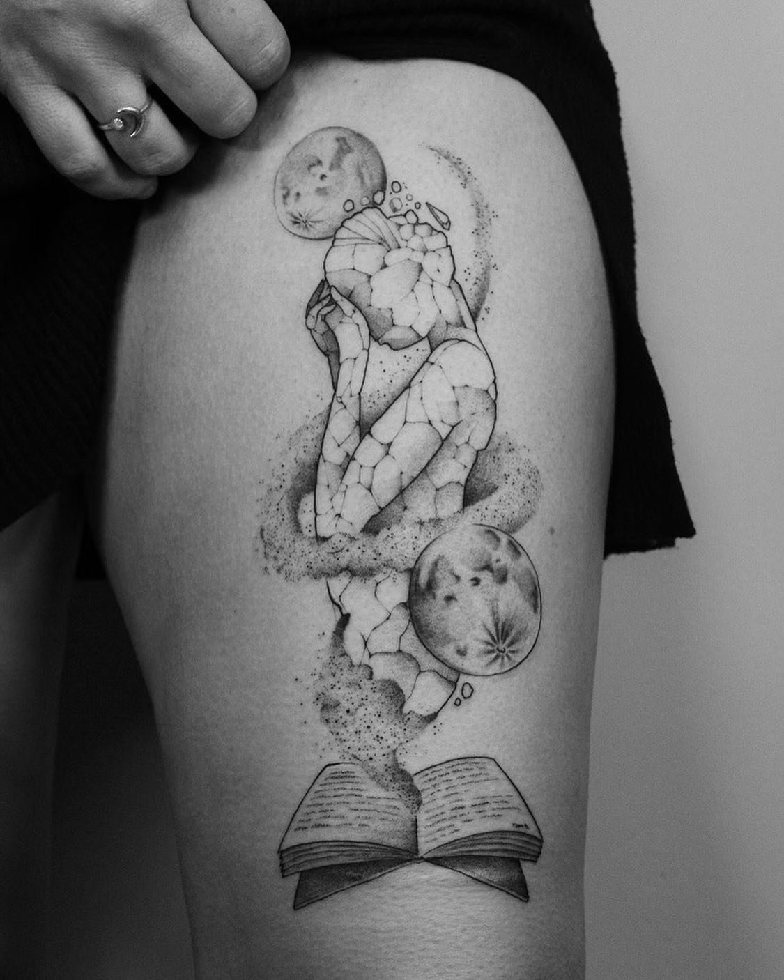 Tatuaje de luna en muslo, línea fina Sinkply Madrid