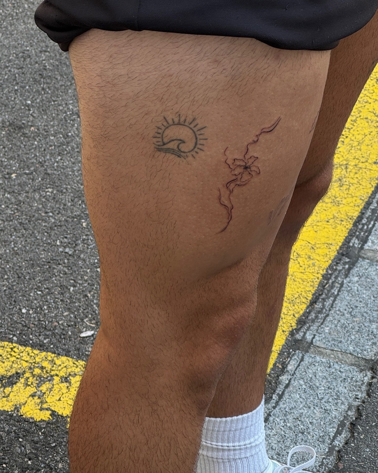 Tatuaje de luna en muslo, línea fina Sinkply Madrid