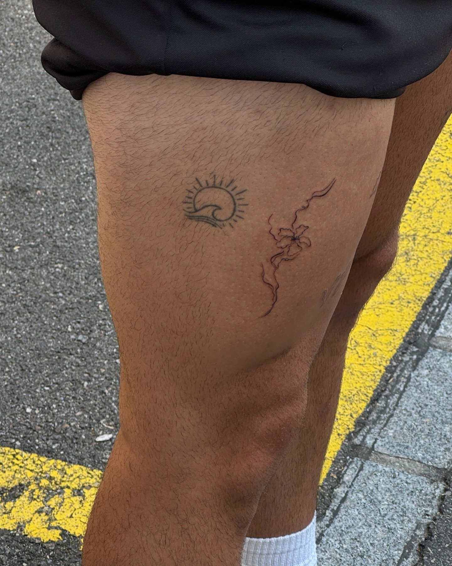 Tatuaje de luna en muslo, línea fina Sinkply Madrid