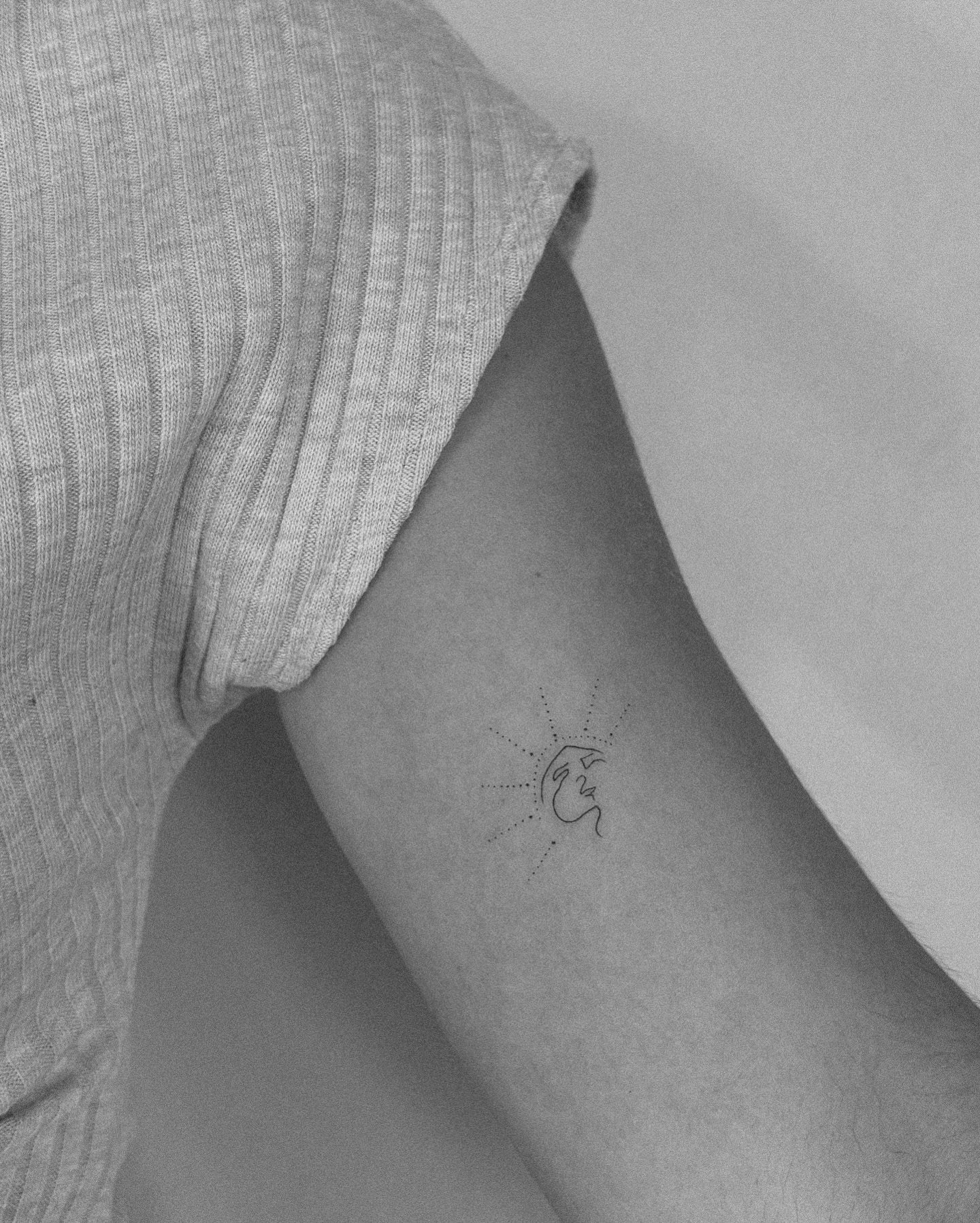 Tatuaje de luna en muslo, línea fina Sinkply Madrid