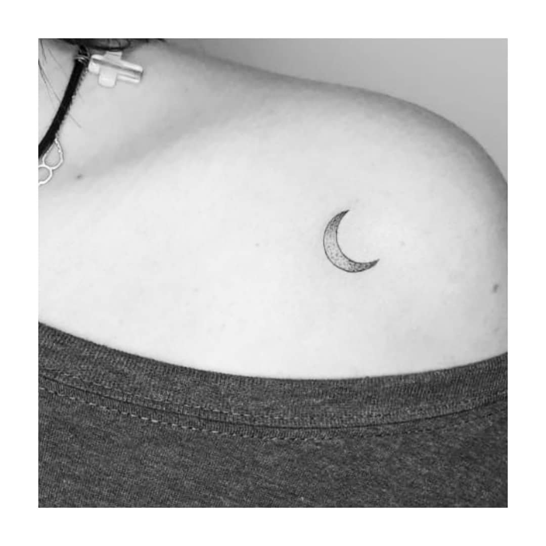 Tatuaje de luna en pecho, línea fina Sinkply Madrid